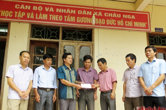 Ban tổ chức Tỉnh ủy tặng 22 triệu đồng cho xã Châu Nga (Quỳ Châu)