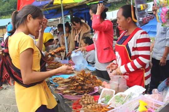 Lên Nậm Cắn họp phiên chợ biên Đỉnh Đam