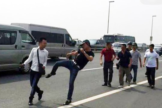 Đánh nhà báo rồi đánh ai nữa?