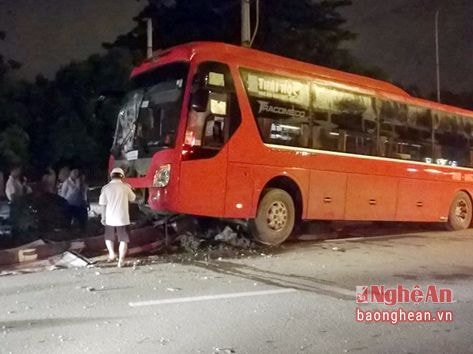 Tránh người nhặt dép, xe khách bay lên dải phân cách