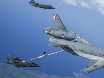 Mỹ phát triển máy bay tiếp dầu cho tiêm kích tàng hình