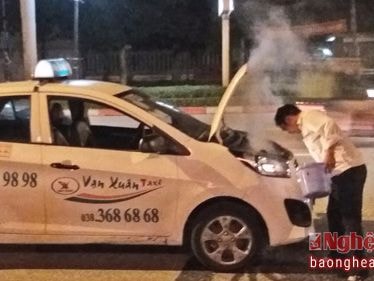 Xe taxi bốc khói mù mịt trên đường Lê Nin