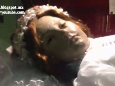 Xác ướp thánh nữ 300 năm tuổi 'mở mắt' trong nhà thờ Mexico