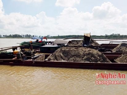 Bắt giữ đối tượng khai thác cát trái phép trên sông Lam