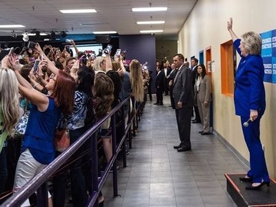 Bức ảnh đám đông đồng loạt quay lưng với Hillary Clinton gây bão