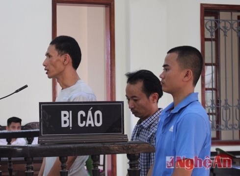 Quặng tặc dùng súng bắn vào tai công an xã