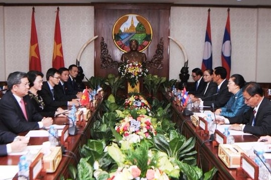 Chủ tịch Quốc hội Nguyễn Thị Kim Ngân hội đàm với Chủ tịch Quốc hội Lào