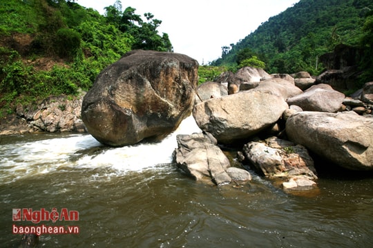 Bản làng nằm giữa bãi đá mồ côi và dòng suối tiên độc đáo