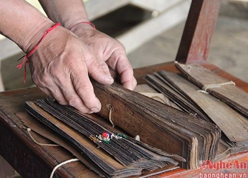 Phát hiện bộ sách cổ bằng lá cây cực kỳ quý hiếm ở Nghệ An