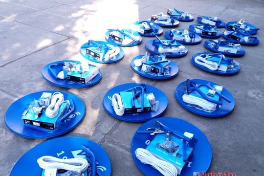 Kỳ Sơn cấp 500 đầu thu truyền hình số mặt đất cho hộ nghèo