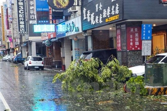 Bão Megi đổ bộ vào Đài Loan làm hơn 30 người bị thương