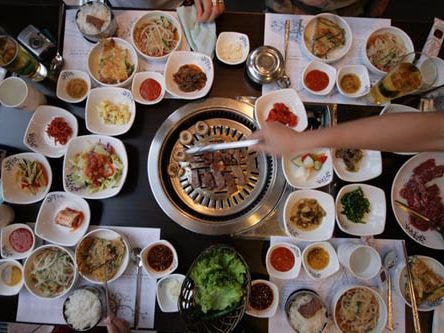 Vì sao không nên nhờ người Hàn Quốc lấy hộ giấy ăn?