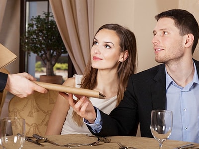 Tại sao đàn ông luôn phải thanh toán hóa đơn khi đi hẹn hò?