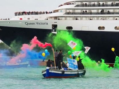 Dân bản địa chặn tàu du lịch ở Venice