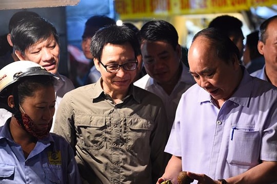 Khi Thủ tướng 'xin lỗi dân', thân hành đi chợ