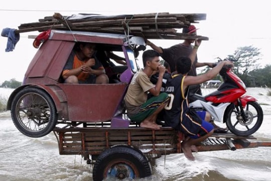 Muôn kiểu người dân chống chọi với siêu bão