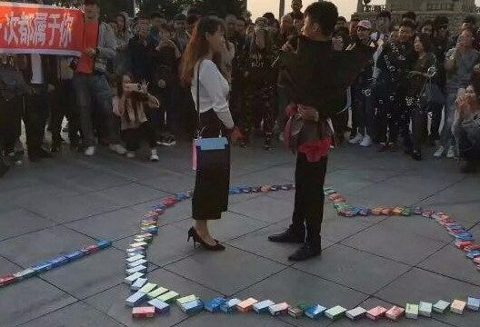 Tỏ tình với bạn gái thành công bằng 999 hộp bao cao su