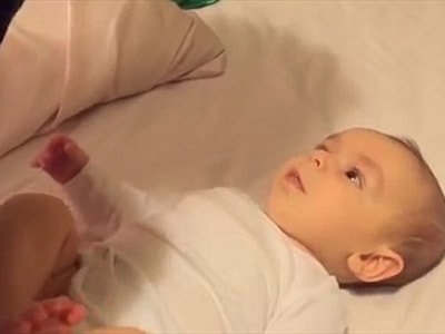 Ngạc nhiên xem bé trai 3 tháng tuổi biết nói 'Con yêu mẹ'