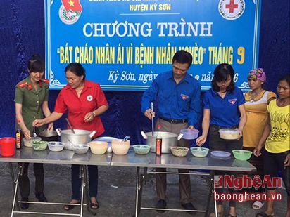 Hơn 100 suất cháo tình thương đến với bệnh nhân nghèo Kỳ Sơn