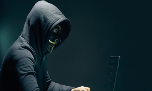Hacker nhắn tin 'con ông bà học ngu như bò' bị bắt