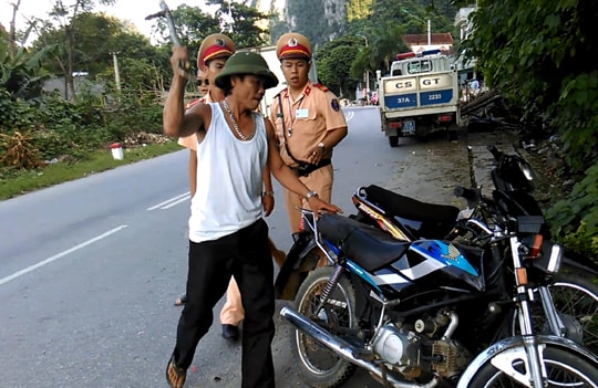 Bị cảnh sát giao thông bắt lỗi, giở 'độc chiêu Chí Phèo'