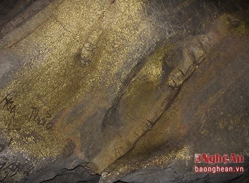 Hang đá 'dát vàng' độc đáo ở xứ Nghệ