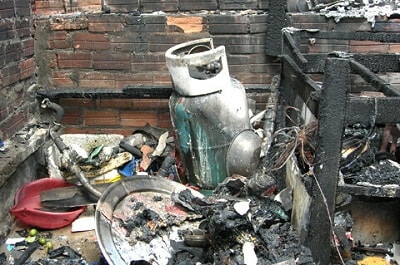 Giận chồng, vợ nổ bình gas tự tử