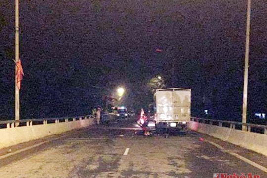 Xe máy lao vào gầm xe tải, 4 người trong 1 gia đình thương vong