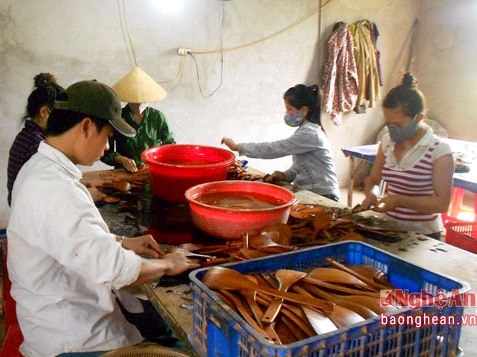 Sản xuất môi, thìa gỗ xuất khẩu thu tiền tỷ mỗi năm