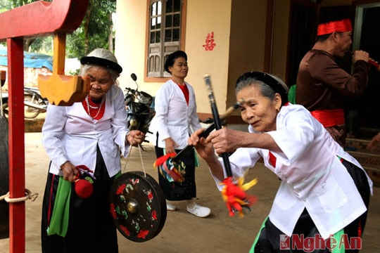 Cả gia đình người Thổ đam mê cồng chiêng