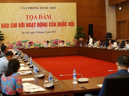 Lý do bận họp chính là cái cớ để né trách nhiệm