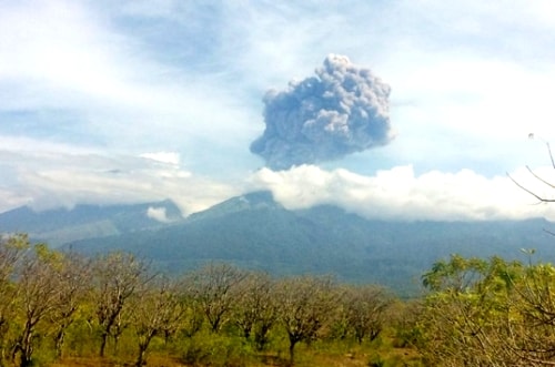 Hàng trăm du khách mất tích vì núi lửa phun trào ở Indonesia