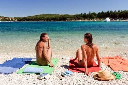 Paris sắp có điểm cắm trại khỏa thân