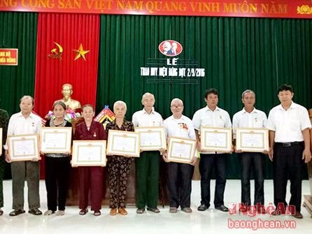 Trao tặng Huy hiệu Đảng cho đảng viên cao tuổi