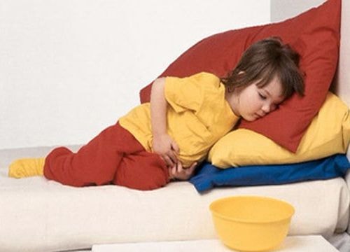 Giun đũa đục thủng ruột thừa bé 2 tuổi