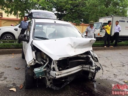 Ô tô móp đầu vì tai nạn trên đường Phan Bội Châu