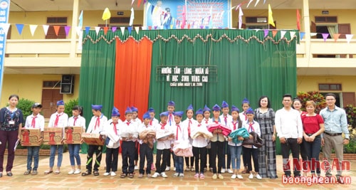 Hội đồng hương Nghệ Tĩnh tại Kiev -Ukraina trao quà cho học sinh Quỳ Châu