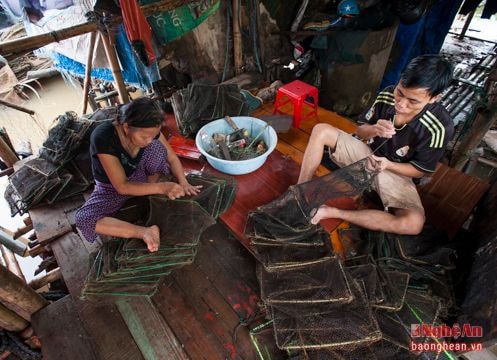 Cuộc sống tù túng, bất an của xóm 'nhà sàn' bên sông Vinh