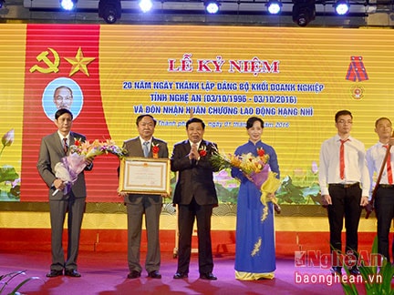 Đảng bộ Khối Doanh nghiệp đón nhận Huân chương Lao động hạng Nhì