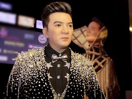 Hàng trăm khán giả vây quanh tượng sáp Đàm Vĩnh Hưng