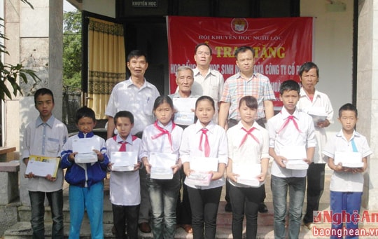 Nghi Lộc trao 10 suất học bổng cho học sinh nghèo học giỏi