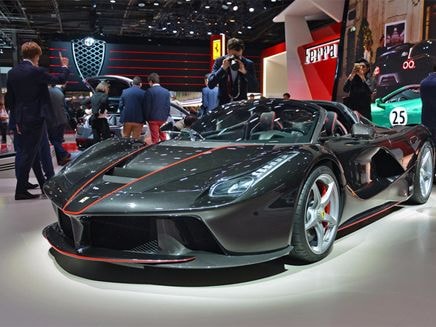 Siêu xe Ferrari giá 2 triệu USD hết hàng trước khi ra đại lý