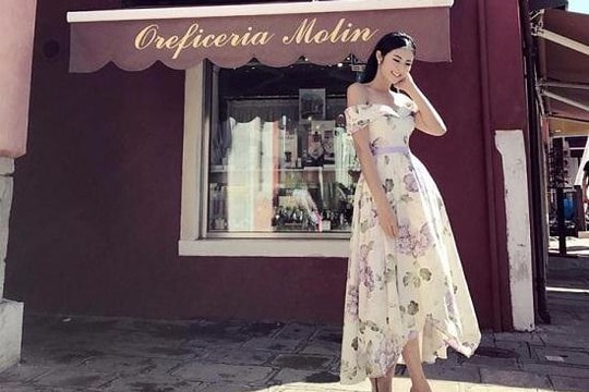 Đỗ Mỹ Linh, Hà Anh khoe dáng đồng hồ cát