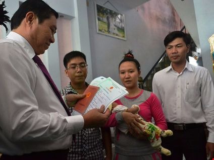 Chủ tịch TP Đà Nẵng đến tận nhà dân trao giấy khai sinh