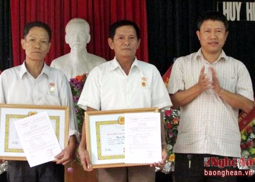 Trao tặng Huy hiệu Đảng cho đảng viên cao tuổi