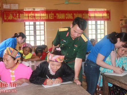 Đoàn Kinh tế Quốc phòng 4 mở lớp xóa mù chữ tại xã Mường Ải