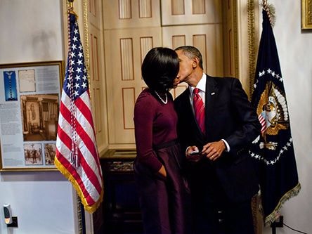 Kỷ niệm ngày cưới, Obama đăng ảnh tình tứ với vợ