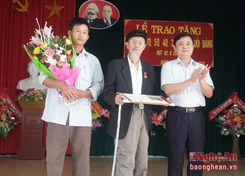 Trao tặng Huy hiệu Đảng cho đảng viên cao tuổi