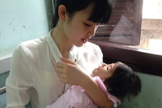 Cô tiểu thư rời xa nhung lụa để chăm bé gái da bọc xương