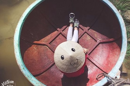 Thú vị với bộ ảnh 'đưa nón lá đi khắp Việt Nam'